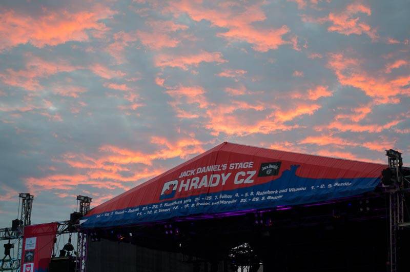 Hrady CZ: Zimní královna Lucie Bílá si s Arakainem podmanila Rožmberk, hráli i Visací zámek nebo Rybičky 48