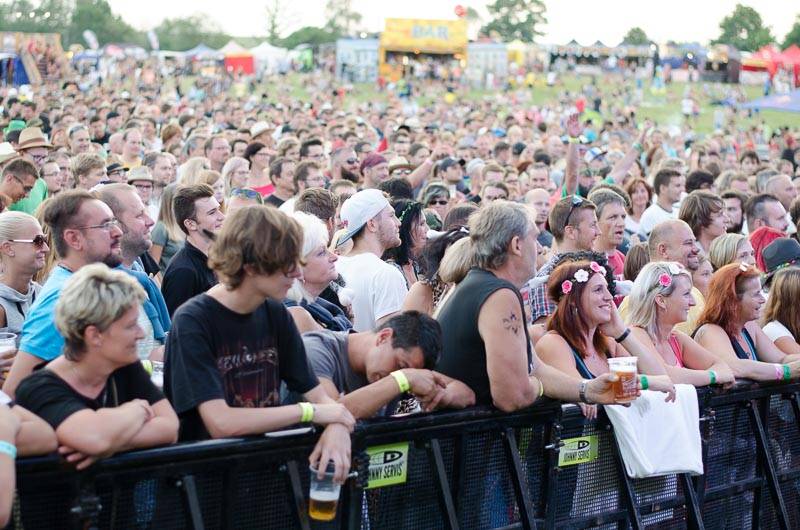 Hrady CZ: Zimní královna Lucie Bílá si s Arakainem podmanila Rožmberk, hráli i Visací zámek nebo Rybičky 48