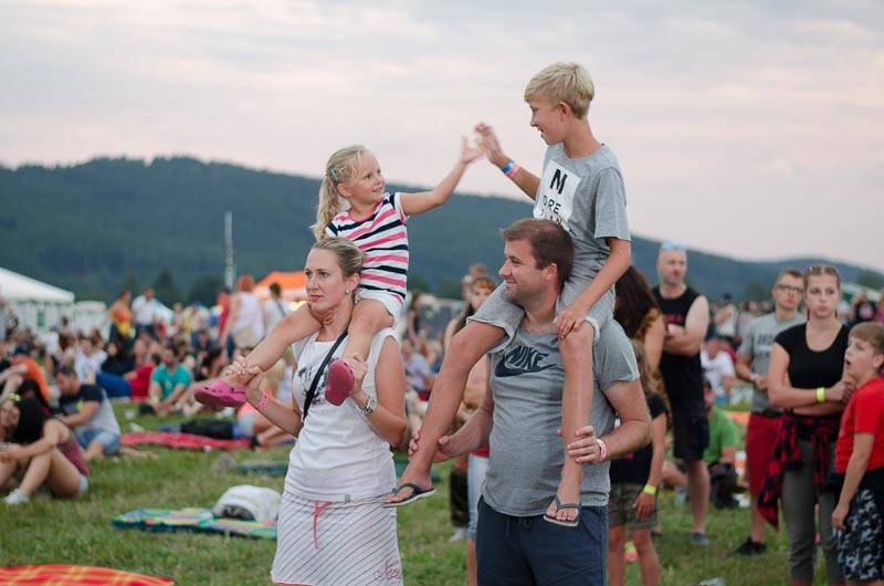 Hrady CZ: Zimní královna Lucie Bílá si s Arakainem podmanila Rožmberk, hráli i Visací zámek nebo Rybičky 48