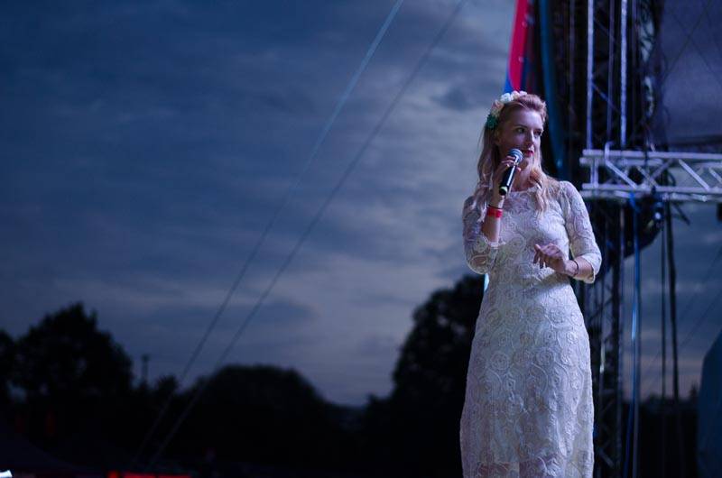 Hrady CZ: Zimní královna Lucie Bílá si s Arakainem podmanila Rožmberk, hráli i Visací zámek nebo Rybičky 48