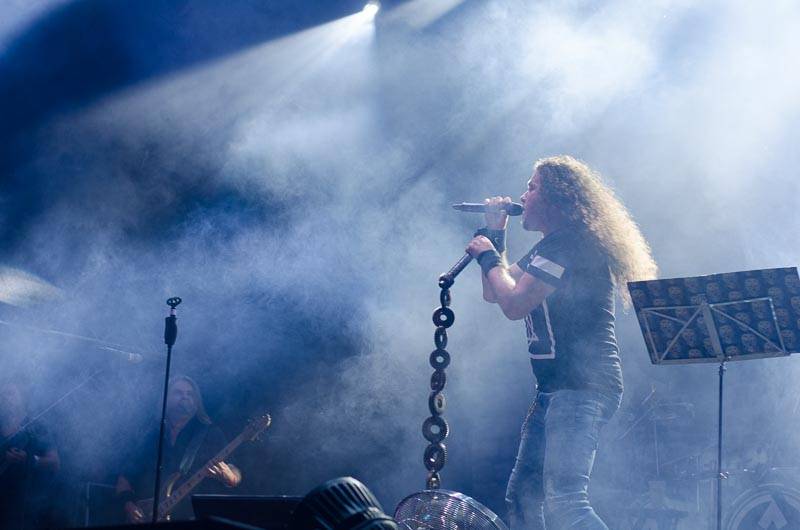 Hrady CZ: Zimní královna Lucie Bílá si s Arakainem podmanila Rožmberk, hráli i Visací zámek nebo Rybičky 48