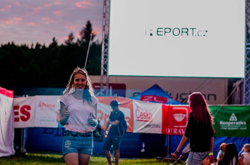 Hrady CZ: Zimní královna Lucie Bílá si s Arakainem podmanila Rožmberk, hráli i Visací zámek nebo Rybičky 48