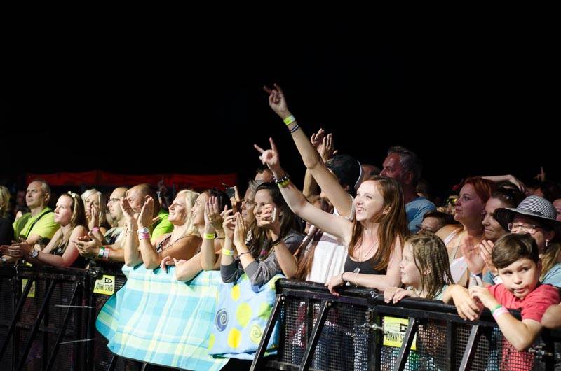 Hrady CZ: Zimní královna Lucie Bílá si s Arakainem podmanila Rožmberk, hráli i Visací zámek nebo Rybičky 48