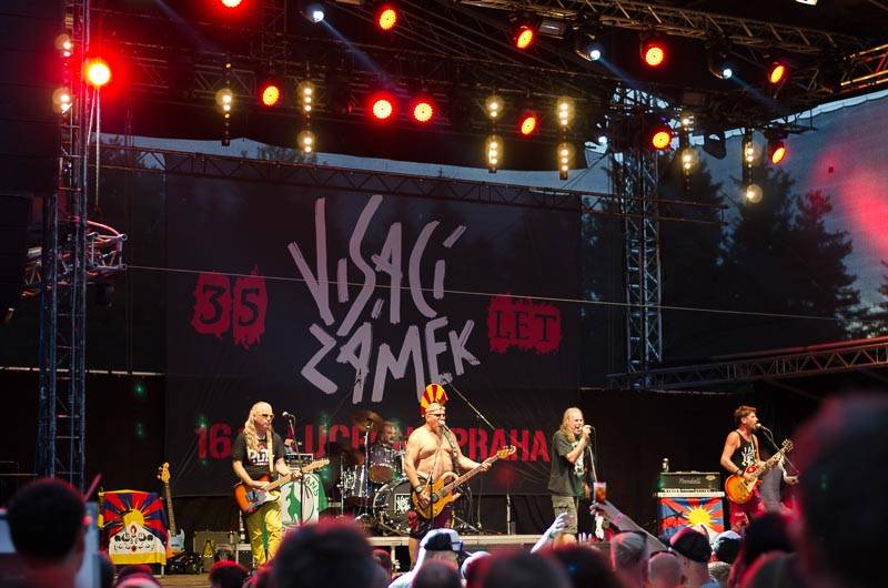 Hrady CZ: Zimní královna Lucie Bílá si s Arakainem podmanila Rožmberk, hráli i Visací zámek nebo Rybičky 48