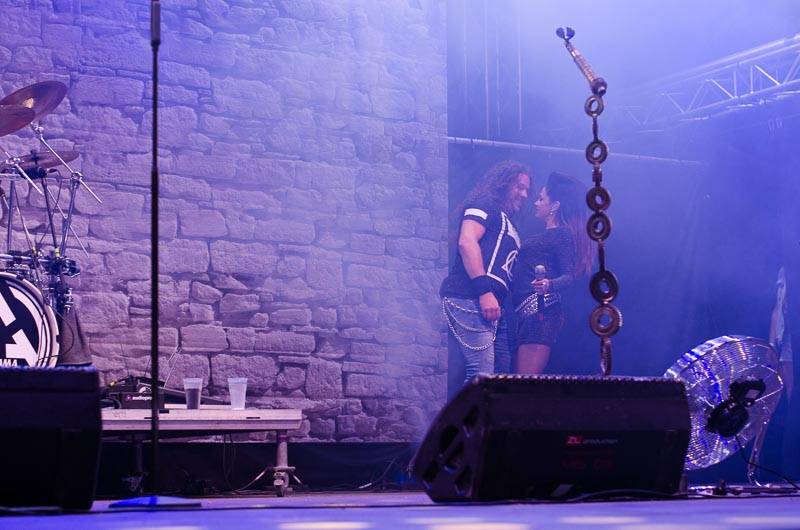 Hrady CZ: Zimní královna Lucie Bílá si s Arakainem podmanila Rožmberk, hráli i Visací zámek nebo Rybičky 48