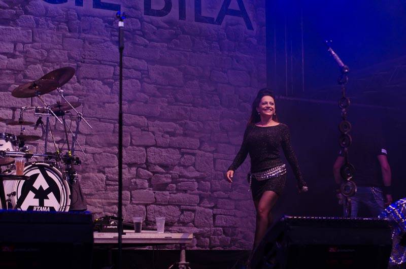 Hrady CZ: Zimní královna Lucie Bílá si s Arakainem podmanila Rožmberk, hráli i Visací zámek nebo Rybičky 48