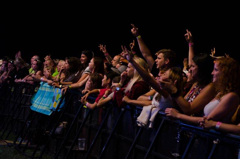 Hrady CZ: Zimní královna Lucie Bílá si s Arakainem podmanila Rožmberk, hráli i Visací zámek nebo Rybičky 48