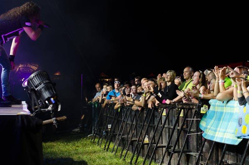 Hrady CZ: Zimní královna Lucie Bílá si s Arakainem podmanila Rožmberk, hráli i Visací zámek nebo Rybičky 48