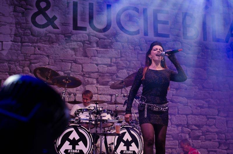 Hrady CZ: Zimní královna Lucie Bílá si s Arakainem podmanila Rožmberk, hráli i Visací zámek nebo Rybičky 48