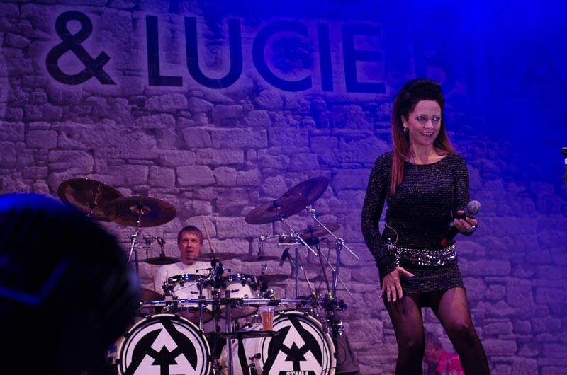 Hrady CZ: Zimní královna Lucie Bílá si s Arakainem podmanila Rožmberk, hráli i Visací zámek nebo Rybičky 48