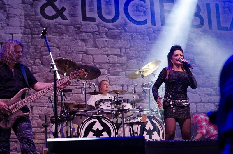 Hrady CZ: Zimní královna Lucie Bílá si s Arakainem podmanila Rožmberk, hráli i Visací zámek nebo Rybičky 48