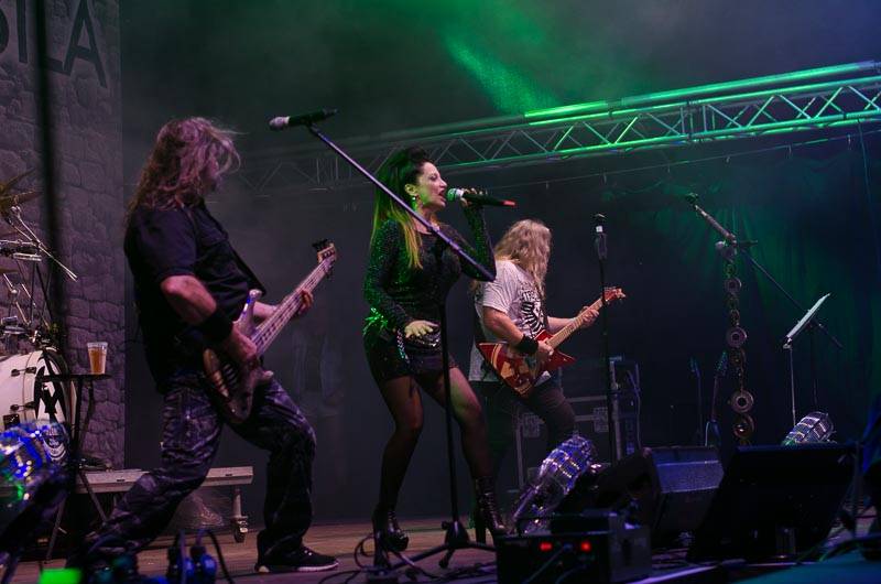 Hrady CZ: Zimní královna Lucie Bílá si s Arakainem podmanila Rožmberk, hráli i Visací zámek nebo Rybičky 48