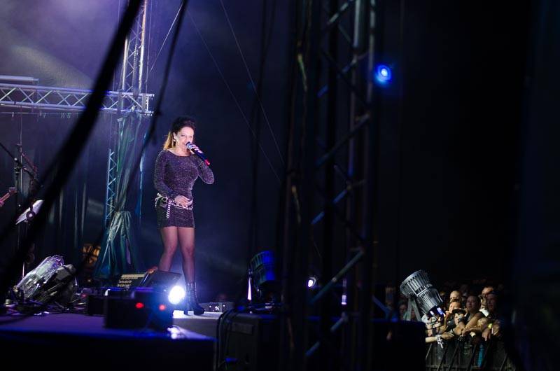 Hrady CZ: Zimní královna Lucie Bílá si s Arakainem podmanila Rožmberk, hráli i Visací zámek nebo Rybičky 48