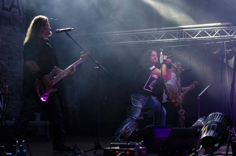 Hrady CZ: Zimní královna Lucie Bílá si s Arakainem podmanila Rožmberk, hráli i Visací zámek nebo Rybičky 48