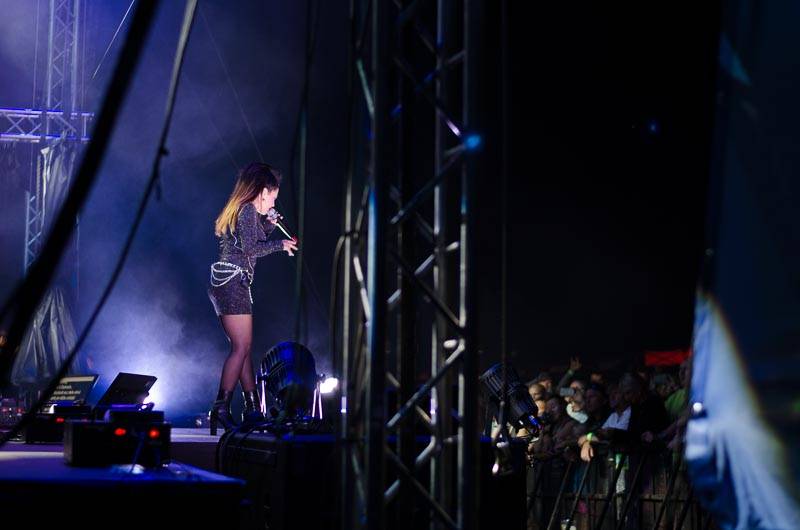 Hrady CZ: Zimní královna Lucie Bílá si s Arakainem podmanila Rožmberk, hráli i Visací zámek nebo Rybičky 48