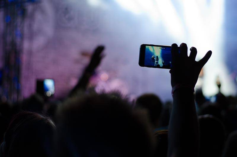 Hrady CZ: Zimní královna Lucie Bílá si s Arakainem podmanila Rožmberk, hráli i Visací zámek nebo Rybičky 48