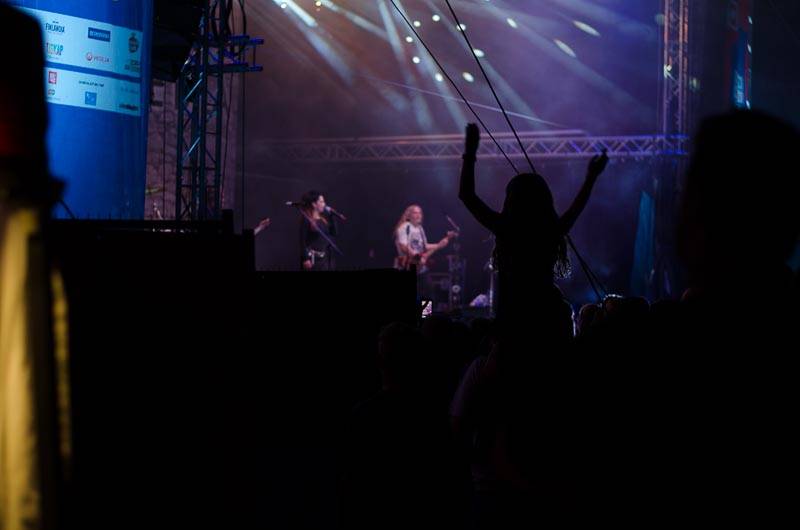 Hrady CZ: Zimní královna Lucie Bílá si s Arakainem podmanila Rožmberk, hráli i Visací zámek nebo Rybičky 48