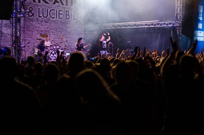 Hrady CZ: Zimní královna Lucie Bílá si s Arakainem podmanila Rožmberk, hráli i Visací zámek nebo Rybičky 48