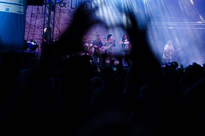 Hrady CZ: Zimní královna Lucie Bílá si s Arakainem podmanila Rožmberk, hráli i Visací zámek nebo Rybičky 48