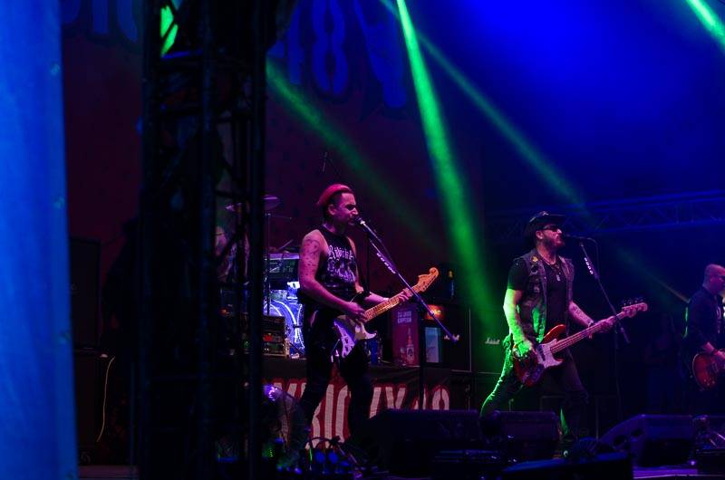 Hrady CZ: Zimní královna Lucie Bílá si s Arakainem podmanila Rožmberk, hráli i Visací zámek nebo Rybičky 48