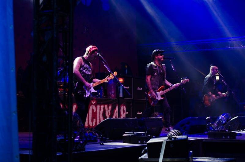 Hrady CZ: Zimní královna Lucie Bílá si s Arakainem podmanila Rožmberk, hráli i Visací zámek nebo Rybičky 48