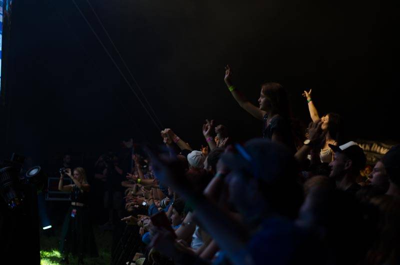 Hrady CZ: Zimní královna Lucie Bílá si s Arakainem podmanila Rožmberk, hráli i Visací zámek nebo Rybičky 48