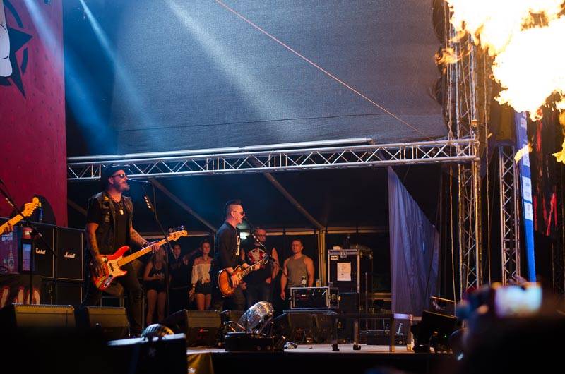 Hrady CZ: Zimní královna Lucie Bílá si s Arakainem podmanila Rožmberk, hráli i Visací zámek nebo Rybičky 48