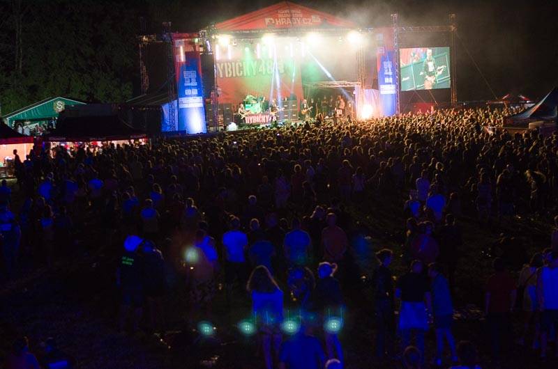 Hrady CZ: Zimní královna Lucie Bílá si s Arakainem podmanila Rožmberk, hráli i Visací zámek nebo Rybičky 48