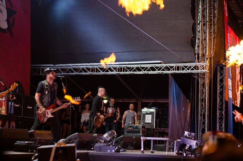 Hrady CZ: Zimní královna Lucie Bílá si s Arakainem podmanila Rožmberk, hráli i Visací zámek nebo Rybičky 48