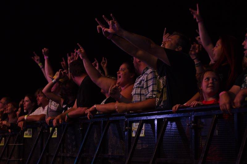 Hrady CZ: Zimní královna Lucie Bílá si s Arakainem podmanila Rožmberk, hráli i Visací zámek nebo Rybičky 48