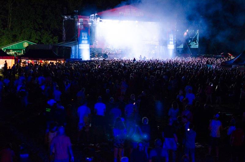 Hrady CZ: Zimní královna Lucie Bílá si s Arakainem podmanila Rožmberk, hráli i Visací zámek nebo Rybičky 48