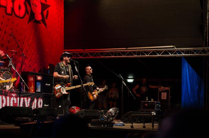 Hrady CZ: Zimní královna Lucie Bílá si s Arakainem podmanila Rožmberk, hráli i Visací zámek nebo Rybičky 48