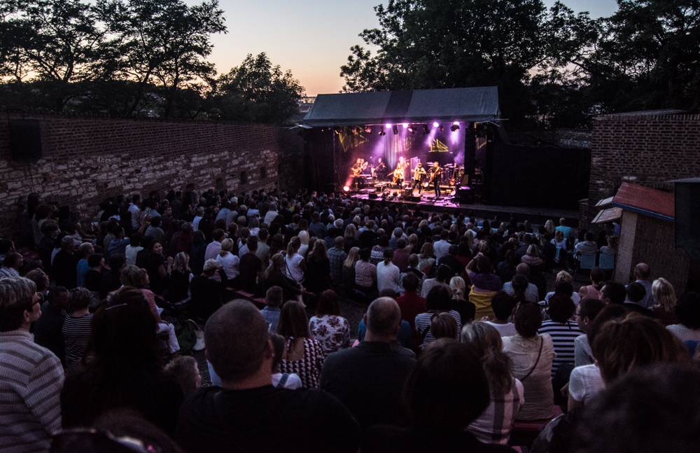 Aneta Langerová zpívala na Vyšehradě o srpnových kometách i o tom, jak se nad Prahou stmívá
