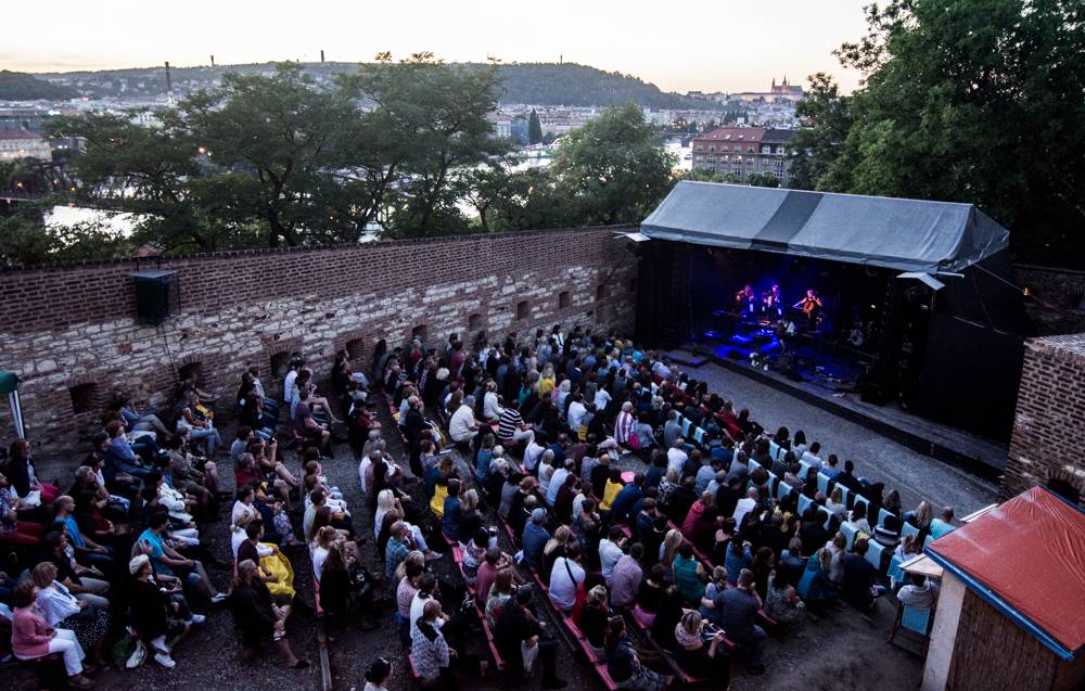 Aneta Langerová zpívala na Vyšehradě o srpnových kometách i o tom, jak se nad Prahou stmívá