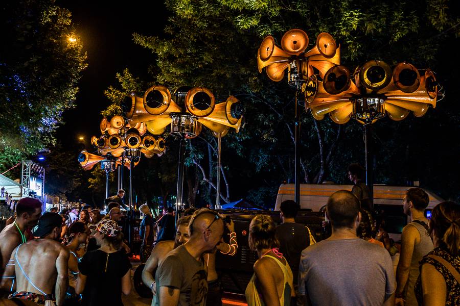 Druhý den Szigetu byl ve znamení indie a rapu, hvězdami programu byli Wiz Khalifa, Biffy Clyro či The Vaccines