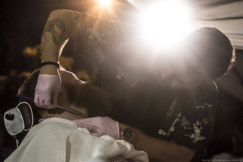 Adrian T. Bell odehrál na Cargo Gallery poslední letošní koncert v Praze