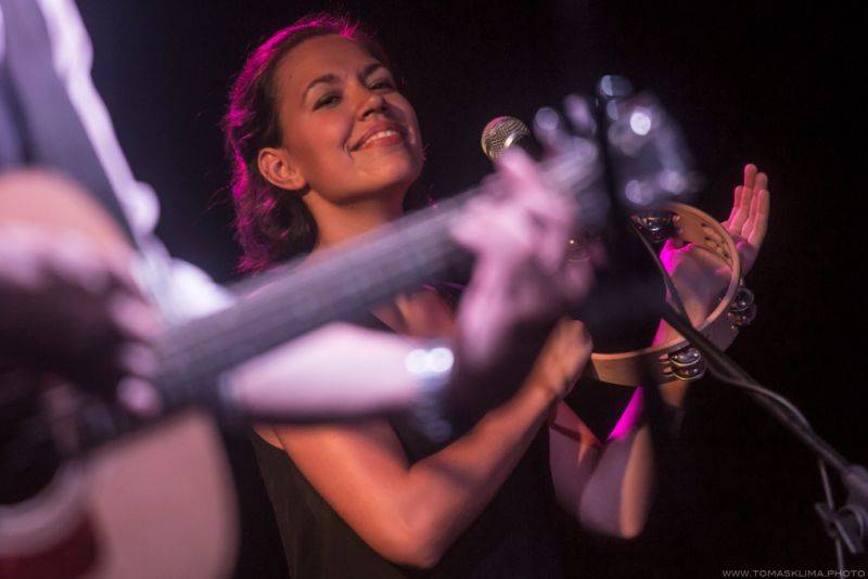 Adrian T. Bell odehrál na Cargo Gallery poslední letošní koncert v Praze