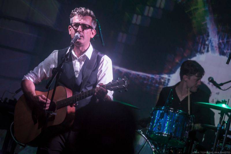 Adrian T. Bell odehrál na Cargo Gallery poslední letošní koncert v Praze