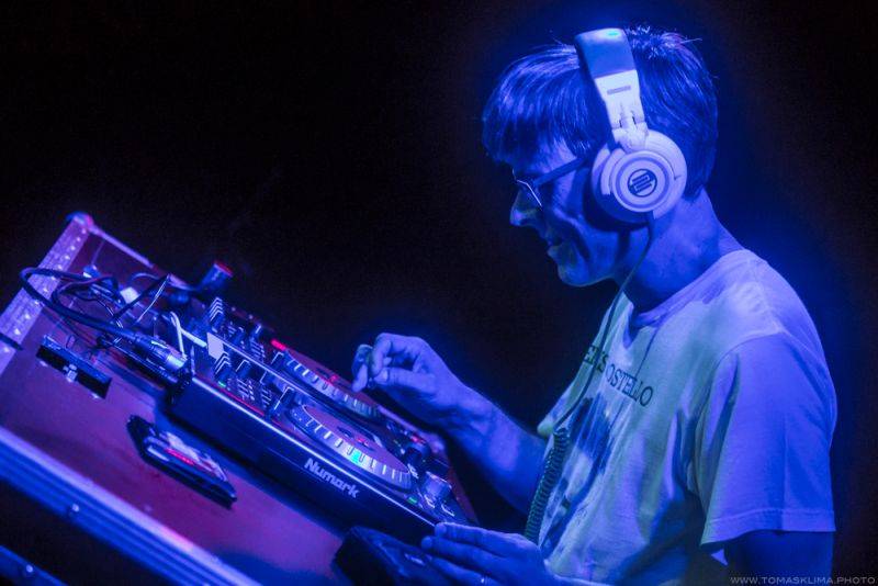 Adrian T. Bell odehrál na Cargo Gallery poslední letošní koncert v Praze