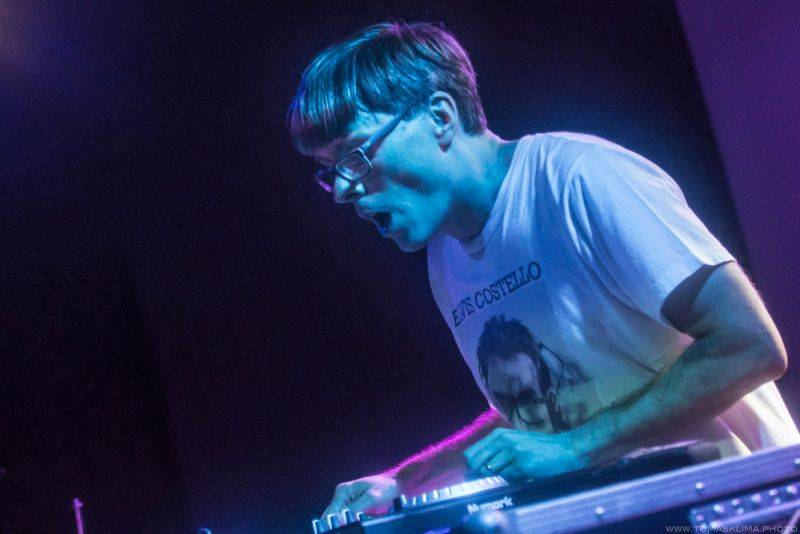 Adrian T. Bell odehrál na Cargo Gallery poslední letošní koncert v Praze