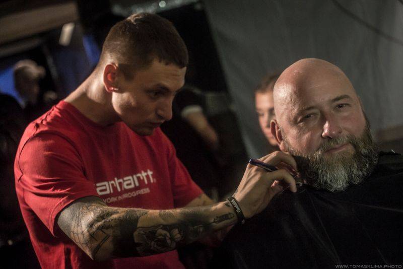 Adrian T. Bell odehrál na Cargo Gallery poslední letošní koncert v Praze