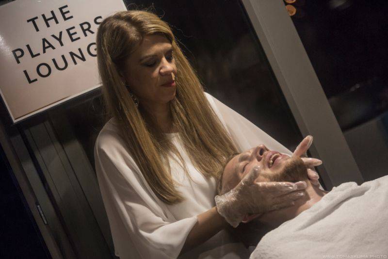 Adrian T. Bell odehrál na Cargo Gallery poslední letošní koncert v Praze