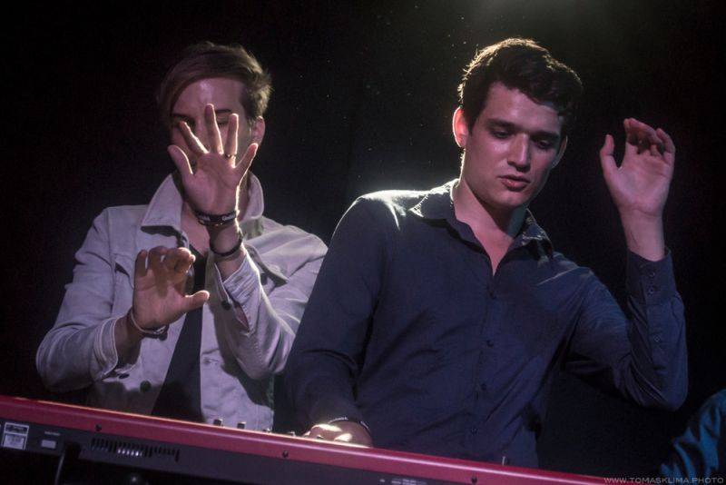 Adrian T. Bell odehrál na Cargo Gallery poslední letošní koncert v Praze