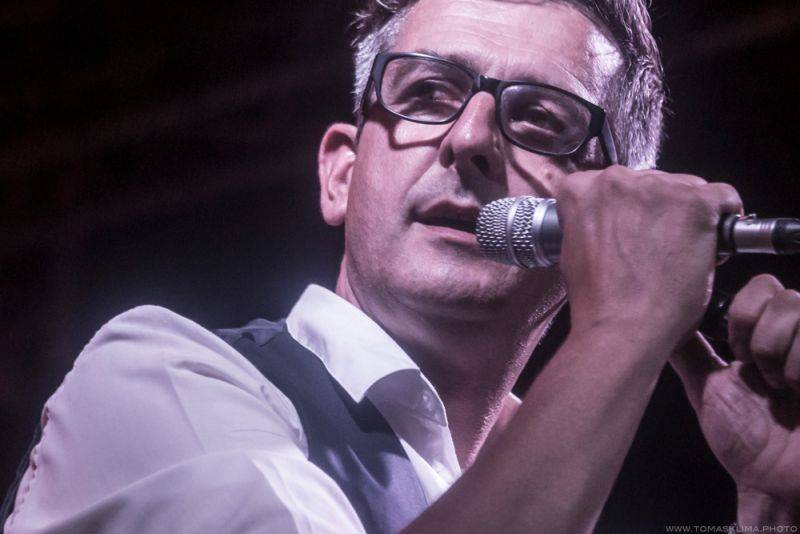 Adrian T. Bell odehrál na Cargo Gallery poslední letošní koncert v Praze