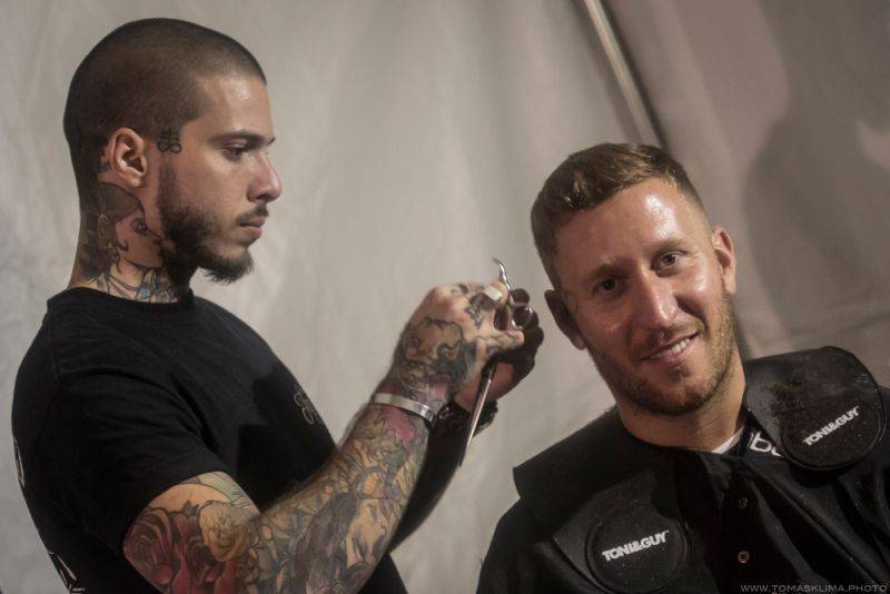 Adrian T. Bell odehrál na Cargo Gallery poslední letošní koncert v Praze