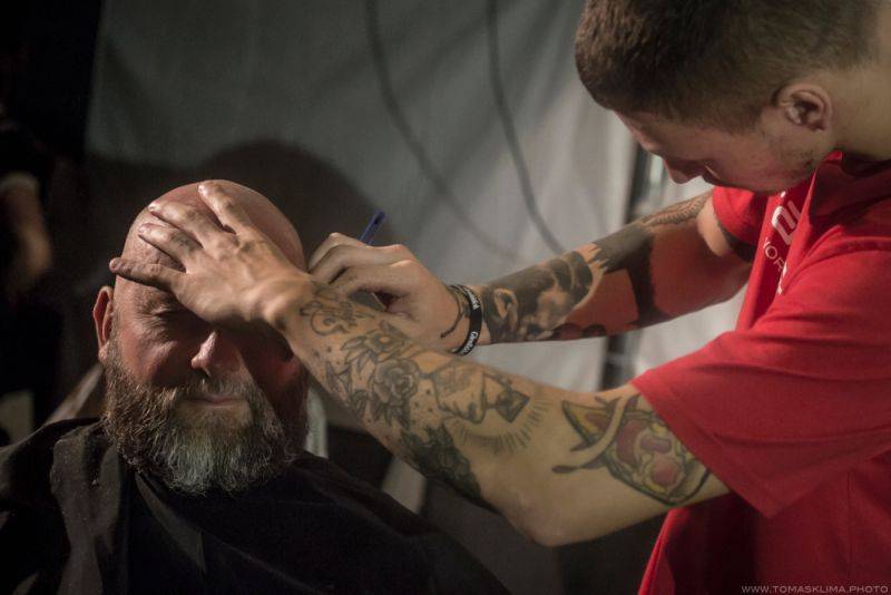 Adrian T. Bell odehrál na Cargo Gallery poslední letošní koncert v Praze