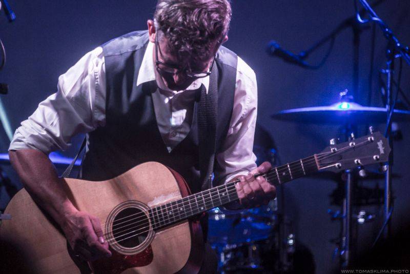 Adrian T. Bell odehrál na Cargo Gallery poslední letošní koncert v Praze