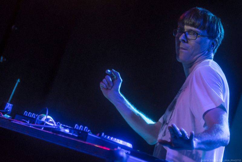 Adrian T. Bell odehrál na Cargo Gallery poslední letošní koncert v Praze