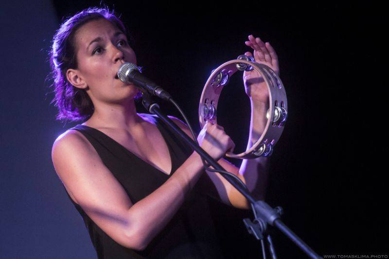 Adrian T. Bell odehrál na Cargo Gallery poslední letošní koncert v Praze