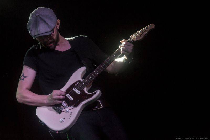 Adrian T. Bell odehrál na Cargo Gallery poslední letošní koncert v Praze